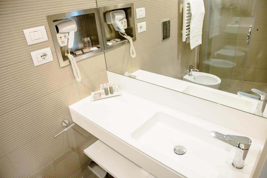 Hotel Ambassador Марота Екстериор снимка